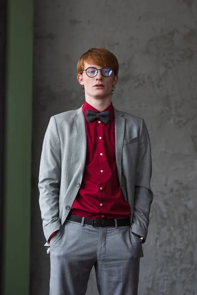 Junger Mann mit Brille im Anzug mit Fliege — Stockfoto