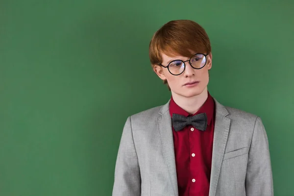 Männermode Modell in Brille isoliert auf grün — Stockfoto