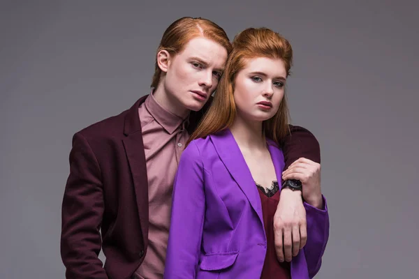 Пара моделей моди в офіційному одязі ізольовані на сірому — стокове фото