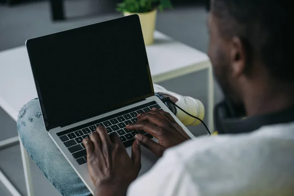 Ritagliato colpo di uomo africano americano utilizzando computer portatile con schermo bianco — Foto stock