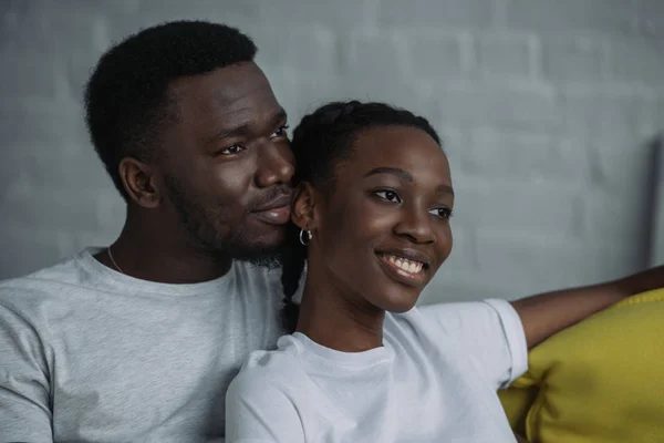 Щасливі афро-американських молодят фотографіях хтось дивитися вбік разом в домашніх умовах — стокове фото