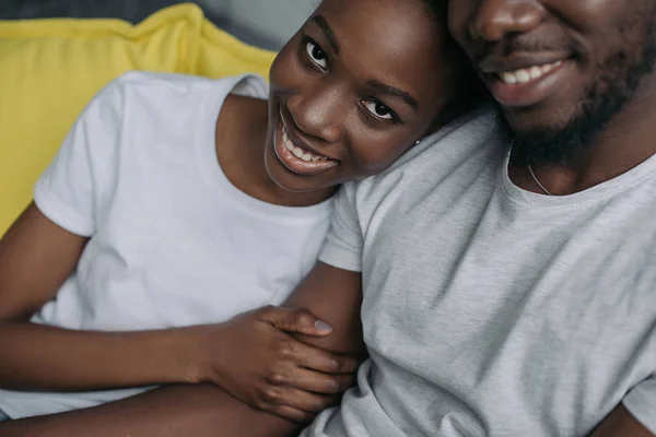 Plan recadré de beau jeune couple afro-américain souriant à la caméra — Photo de stock