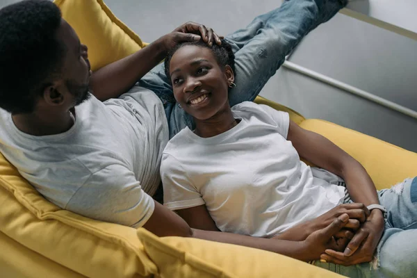 Vista de ángulo alto de la feliz pareja afroamericana joven pasar tiempo juntos en casa - foto de stock