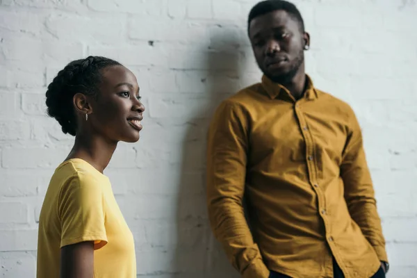 Belo jovem casal afro-americano posando em camisas amarelas — Fotografia de Stock