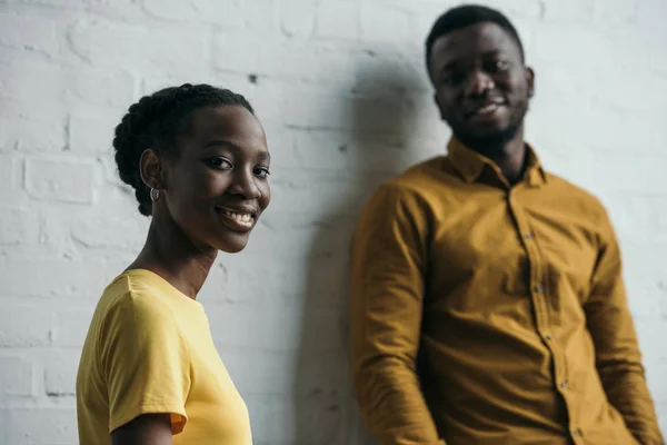 Belo jovem casal afro-americano sorrindo para a câmera — Fotografia de Stock