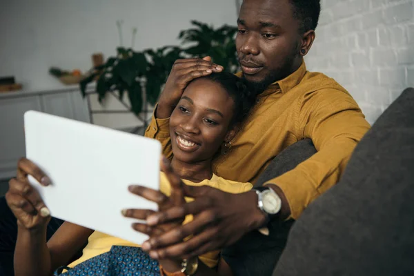 Молода пара афроамериканець, використовуючи цифровий планшетний разом в домашніх умовах — стокове фото