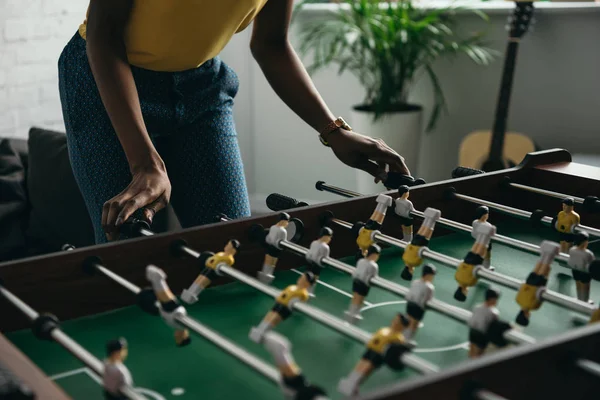 Schnappschuss einer jungen Afroamerikanerin beim Kickern — Stockfoto