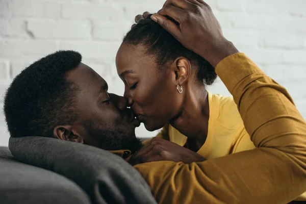 African american couple kissing — Stock Photo