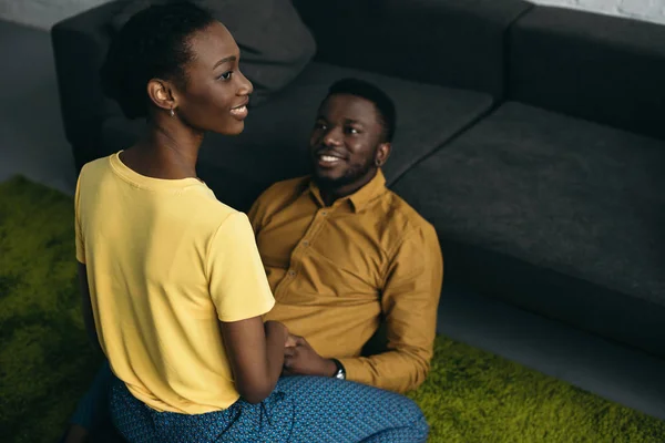 Alto ângulo vista de feliz jovem casal afro-americano no amor passar tempo juntos em casa — Fotografia de Stock