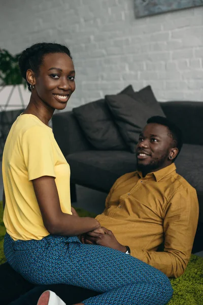 Feliz joven afroamericano pareja en el amor pasar tiempo juntos en casa - foto de stock