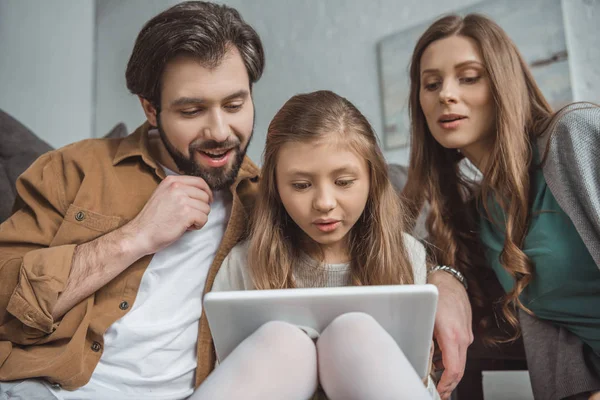 Смотреть на планшет — стоковое фото