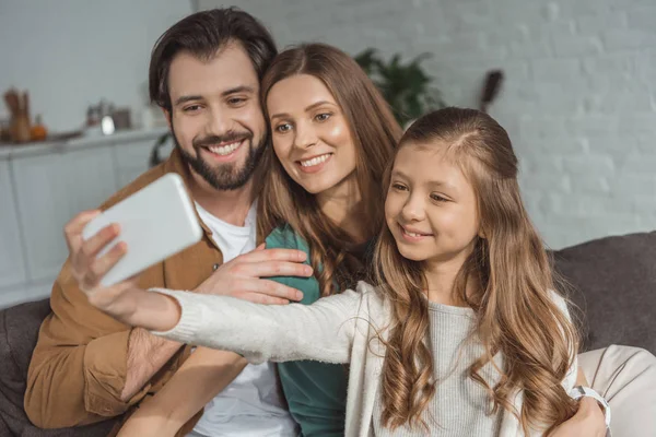 Familia feliz tomando selfie con teléfono inteligente - foto de stock