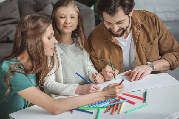 Dessin des parents et de la fille avec stylos à pointe de feutre à table — Photo de stock