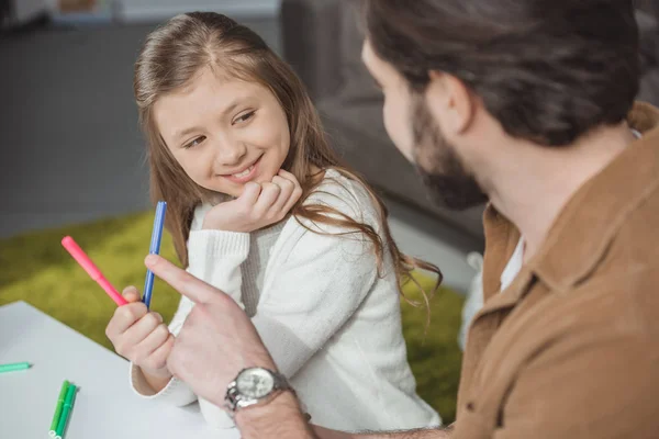 Father choosing colored felt-tip pen for drawing — Stock Photo