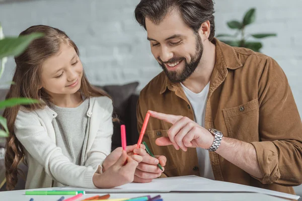 Father and daughter choosing felt-tip pen for drawing — Stock Photo