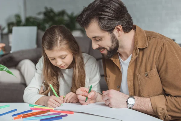 Disegno padre e figlia con pennarelli a casa — Foto stock