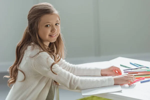 Seitenansicht der entzückenden Kinderzeichnung mit Filzstiften zu Hause — Stockfoto