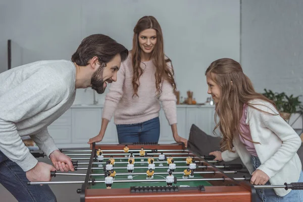 Padre e hija jugando futbol de mesa en casa - foto de stock