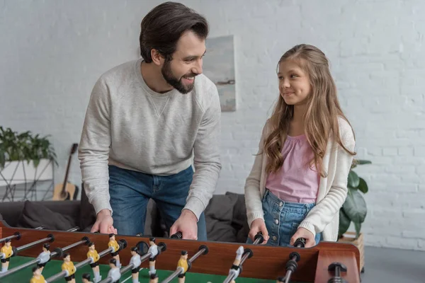 Vater und Tochter spielen zu Hause Tischkicker — Stockfoto