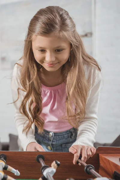 Criança adorável jogar futebol de mesa em casa — Fotografia de Stock