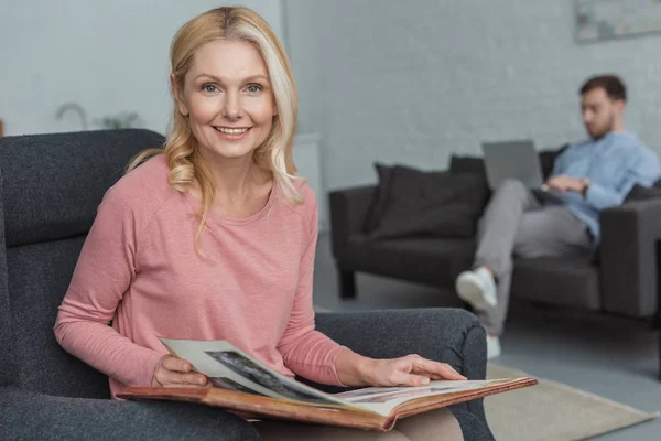 Sourire femme mûre — Photo de stock