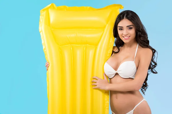 Menina bonita com colchão inflável amarelo, isolado no azul — Fotografia de Stock