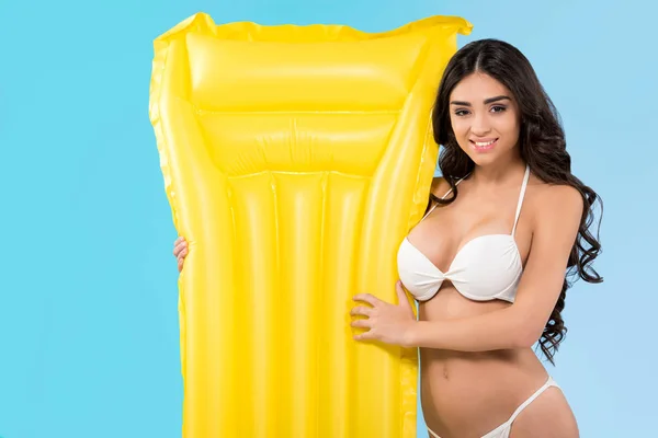 Belle fille avec matelas gonflable jaune, isolé sur bleu — Photo de stock