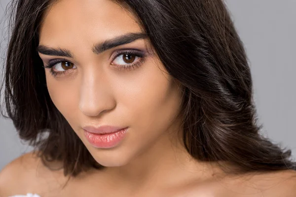 Portrait de belle fille brune regardant la caméra, isolé sur gris — Photo de stock