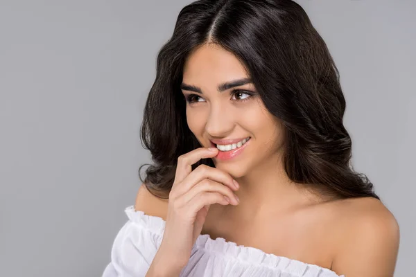 Ritratto di una bella ragazza sorridente, isolata sul grigio — Foto stock