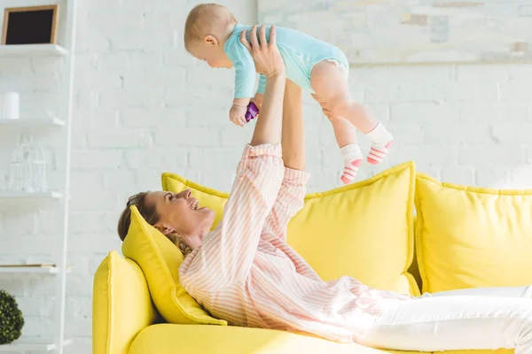 Visão lateral da mãe que cria a filha infantil — Fotografia de Stock