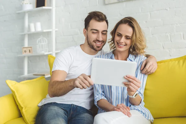 Junges Paar hat Spaß mit digitalem Tablet — Stockfoto