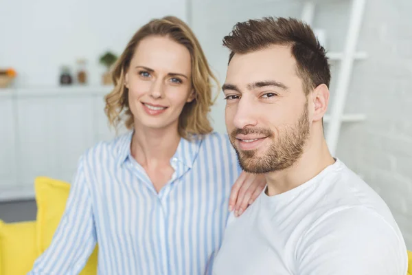 Retrato de jovem casal caucasiano no quarto moderno — Fotografia de Stock