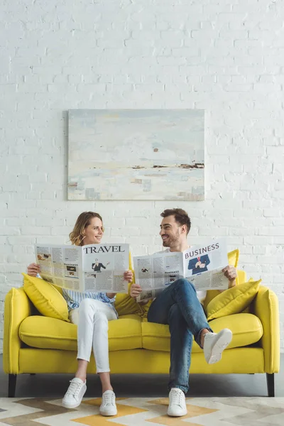 Стильный бизнесмен с девушкой читает газеты о бизнесе и путешествиях — стоковое фото