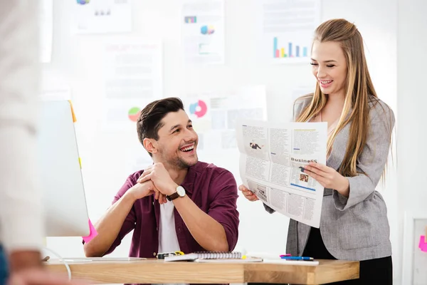 Geschäftsleute diskutieren neue Marketingstrategie am Arbeitsplatz im Büro — Stockfoto