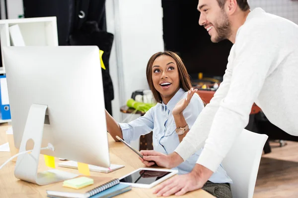 Empresarios multiétnicos discutiendo nueva estrategia de marketing en el lugar de trabajo en la oficina - foto de stock