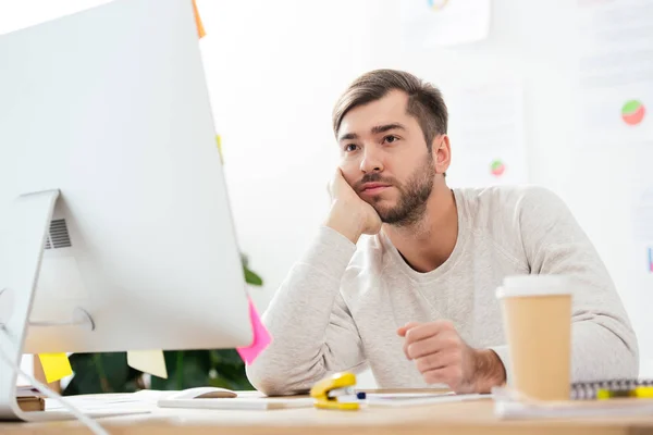 Annoiato marketing manager guardando schermo del computer sul posto di lavoro in ufficio — Foto stock