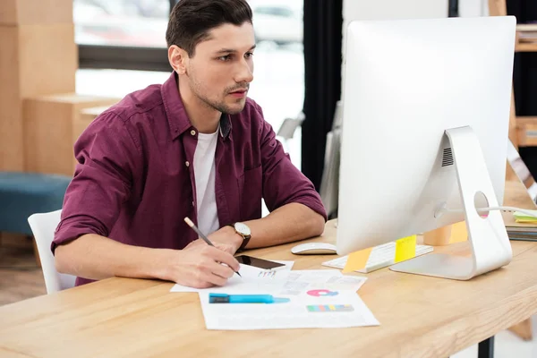 Homme d'affaires concentré travaillant sur l'ordinateur sur le lieu de travail au bureau — Photo de stock