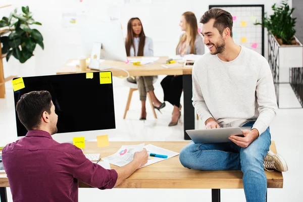 Orientation sélective des jeunes hommes d'affaires sur le lieu de travail et des femmes d'affaires multiculturelles en fonction — Photo de stock