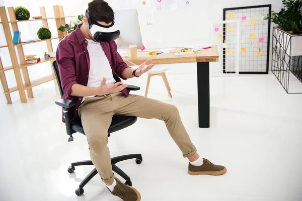 Young marketing manager in virtual reality headset at workplace in office — Stock Photo