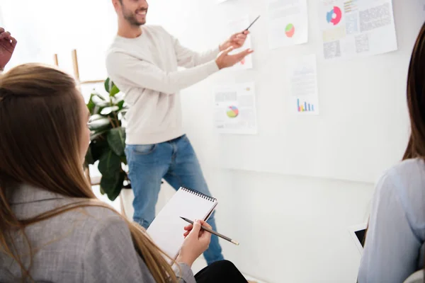Visão parcial do empresário apresentando estratégia de marketing em reunião de negócios no escritório — Fotografia de Stock
