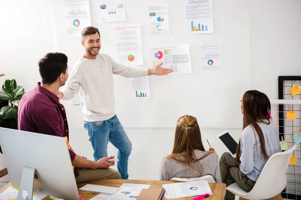 Gerente de marketing en reunión de negocios con colegas multiétnicos - foto de stock