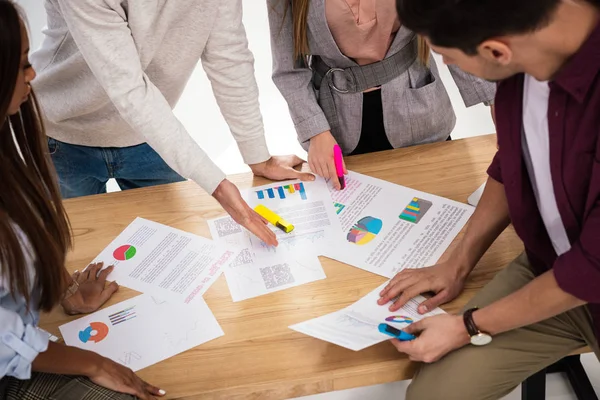 Vue partielle de collègues d'affaires multiethniques discutant d'un nouveau projet de marketing sur le lieu de travail au bureau — Photo de stock