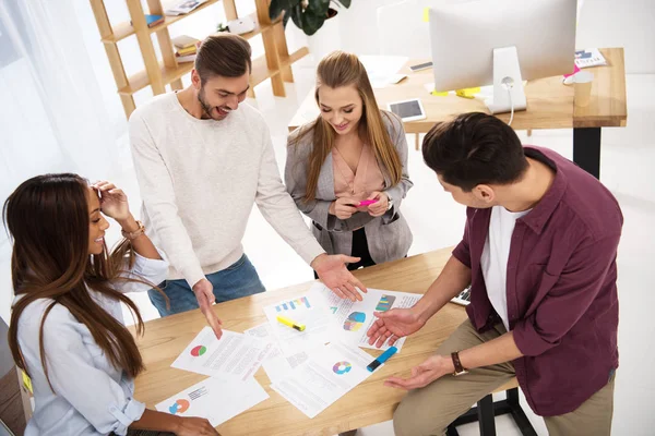 Überblick über multiethnische Geschäftskollegen, die am Arbeitsplatz im Büro über ein neues Marketingprojekt diskutieren — Stockfoto