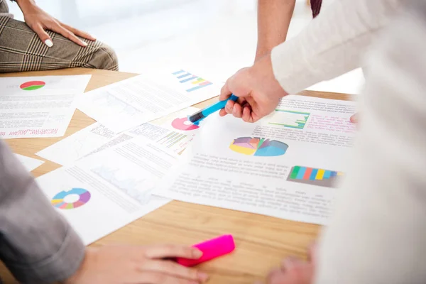 Foto ritagliata di colleghi d'affari multietnici che discutono di un nuovo progetto di marketing sul posto di lavoro in ufficio — Foto stock