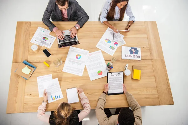 Вид зверху на багатокультурних бізнесменів, які працюють за столом — стокове фото