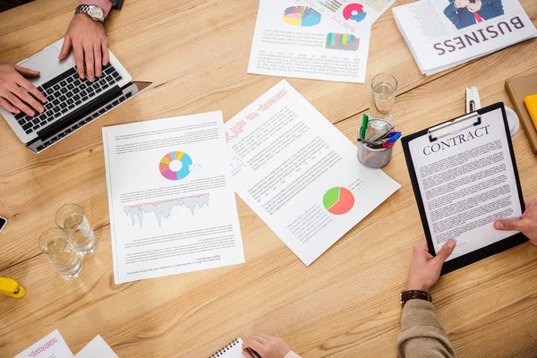 Abgeschnittene Aufnahme von Geschäftsleuten am Arbeitsplatz mit Papieren während eines Geschäftstreffens im Büro — Stockfoto
