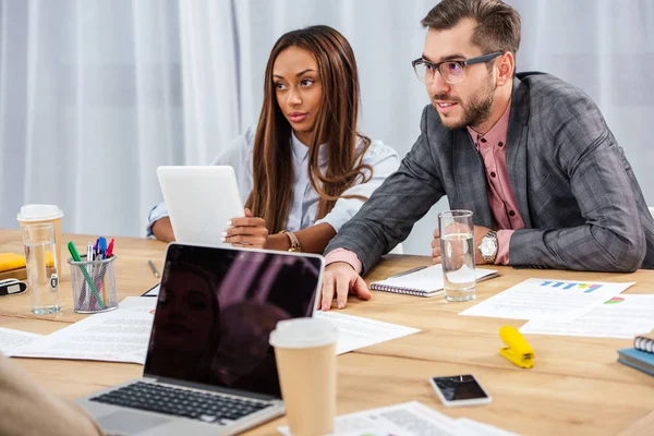 Uomini d'affari multiculturali sul posto di lavoro durante l'incontro d'affari con i partner in ufficio — Foto stock