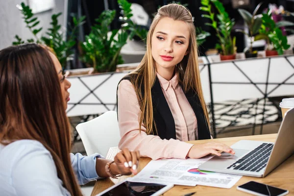 Retrato de jóvenes empresarias multiculturales que trabajan juntas en el cargo - foto de stock