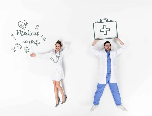 Collage creativo de médicos hombres y mujeres con varios signos médicos dibujados a mano y la inscripción de atención médica - foto de stock