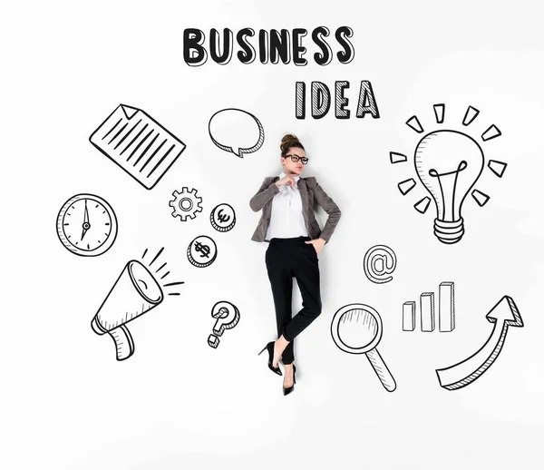 Collage creativo di elegante giovane donna d'affari con varie icone di business e segno di idea di business — Foto stock